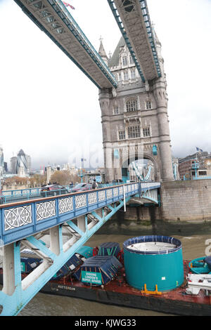 Londres, Royaume-Uni. 27th novembre 2017. London Super Sewer le premier des machines à aléser tunnel creusant le super égout de Londres « Rachel » est transporté sur la Tamise ce matin sous Tower Bridge pour commencer à travailler à Fulham sur le tunnel de £4,2 milliards de 16 miles à travers Londres. La machine à aléser Rachel a été nommée d'après Dame Millicent Fawcett, une féministe anglaise, intellectuelle, politique et syndicaliste, et écrivain, qui est principalement connu pour son travail de militante pour les femmes à avoir le vote, prêtera son nom à l'une des machines construisant la section centrale crédit: Nigel Bowles/Alamy Live News Banque D'Images