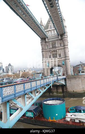 Londres, Royaume-Uni. 27th novembre 2017. London Super Sewer le premier des machines à aléser tunnel creusant le super égout de Londres « Rachel » est transporté sur la Tamise ce matin sous Tower Bridge pour commencer à travailler à Fulham sur le tunnel de £4,2 milliards de 16 miles à travers Londres. La machine à aléser Rachel a été nommée d'après Dame Millicent Fawcett, une féministe anglaise, intellectuelle, politique et syndicaliste, et écrivain, qui est principalement connu pour son travail de militante pour les femmes à avoir le vote, prêtera son nom à l'une des machines construisant la section centrale crédit: Nigel Bowles/Alamy Live News Banque D'Images