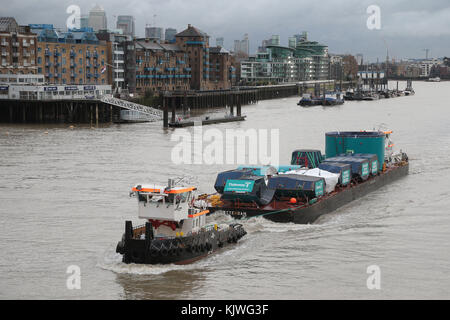 Londres, Royaume-Uni. 27th novembre 2017. London Super Sewer le premier des machines à aléser tunnel creusant le super égout de Londres « Rachel » est transporté sur la Tamise ce matin sous Tower Bridge pour commencer à travailler à Fulham sur le tunnel de £4,2 milliards de 16 miles à travers Londres. La machine à aléser Rachel a été nommée d'après Dame Millicent Fawcett, une féministe anglaise, intellectuelle, politique et syndicaliste, et écrivain, qui est principalement connu pour son travail de militante pour les femmes à avoir le vote, prêtera son nom à l'une des machines construisant la section centrale crédit: Nigel Bowles/Alamy Live News Banque D'Images