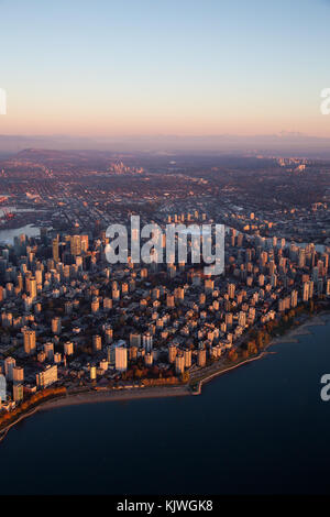 Vue aérienne d'un avion du centre-ville de paysage de ville lors d'un coucher de soleil d'automne dynamique. prises à Vancouver, Colombie-Britannique, Canada. Banque D'Images