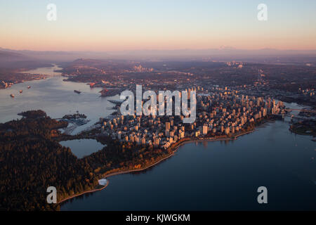 Vue aérienne d'un avion du centre-ville de paysage de ville lors d'un coucher de soleil d'automne dynamique. prises à Vancouver, Colombie-Britannique, Canada. Banque D'Images