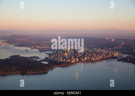 Vue aérienne d'un avion du centre-ville de paysage de ville lors d'un coucher de soleil d'automne dynamique. prises à Vancouver, Colombie-Britannique, Canada. Banque D'Images