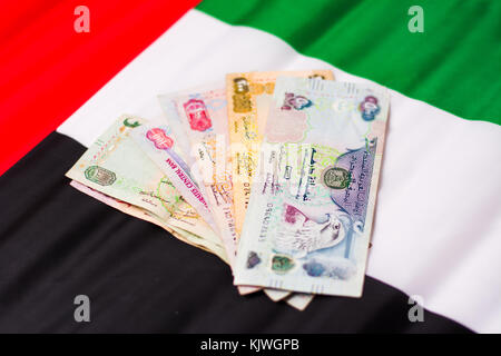 Emirats Arabes Unis dirham billets au haut de flag Banque D'Images