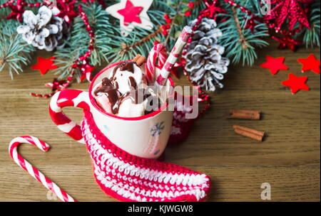 Guimauves colorées avec des décorations et arbres de Noël Banque D'Images