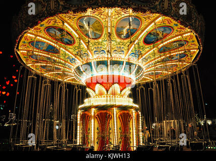 Carrousel de la chaîne avec des lumières brillantes et des couleurs éclatantes à Copenhague, Danemark Banque D'Images