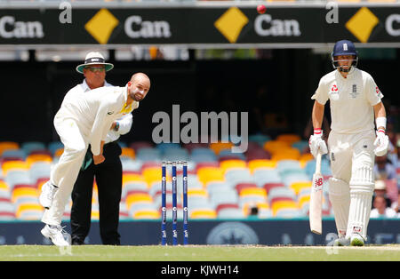 L'australien Nathan Lyon s'est mis à l'épreuve en tant que Joe Root de l'Angleterre pendant le quatrième jour du match du Ashes Test au Gabba, Brisbane. Banque D'Images