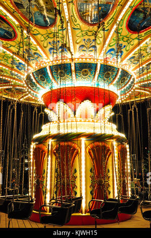 Carrousel de la chaîne avec des lumières brillantes et des couleurs éclatantes à Copenhague, Danemark Banque D'Images