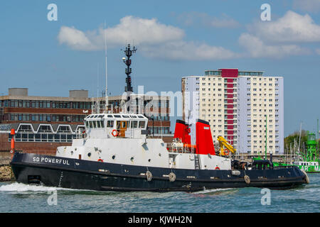 Puissant SD en cours dans le port de Portsmouth sur 8/6/15 tout en aidant un navire de RN. Banque D'Images