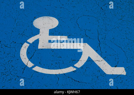 Symbole du fauteuil roulant sur le handicap - place de stationnement Banque D'Images