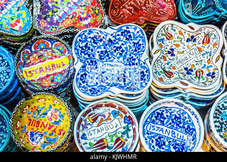Collection de céramique traditionnelle turque en vente au Grand Bazar à Istanbul, Turquie. Souvenirs de céramique colorée. Banque D'Images