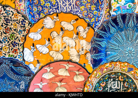 Collection de céramique traditionnelle turque en vente au Grand Bazar à Istanbul, Turquie. Souvenirs de céramique colorée. Banque D'Images