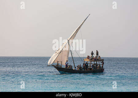 Zanzibar, Tanzanie ; bateaux locaux amènent les touristes à court excursions en mer depuis les hôtels sur le nord de l'île. Banque D'Images