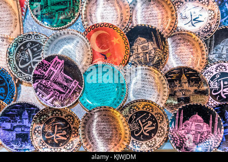 Collection de céramique traditionnelle turque en vente au Grand Bazar à Istanbul, Turquie. Souvenirs de céramique colorée. Banque D'Images