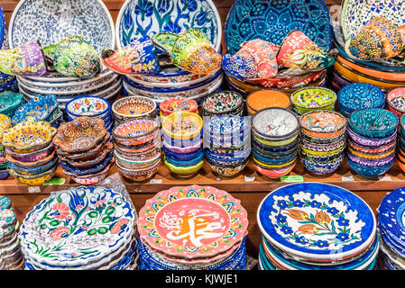 Collection de céramique traditionnelle turque en vente au Grand Bazar à Istanbul, Turquie. Souvenirs de céramique colorée. Banque D'Images