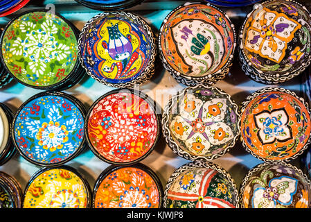 Collection de céramique traditionnelle turque en vente au Grand Bazar à Istanbul, Turquie. Souvenirs de céramique colorée. Banque D'Images