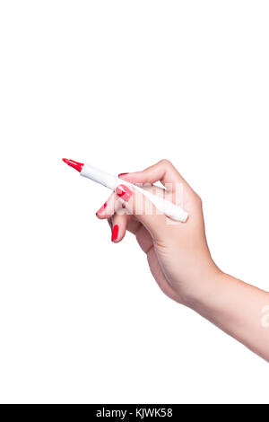 La main rouge femelle avec clou écrire quelque chose avec le marqueur isolé sur fond blanc Banque D'Images
