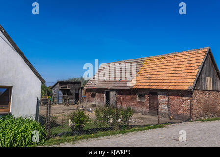 Bâtiments agricoles dans le petit village de Lacko dans la Voïvodeship de Poméranie occidentale de Pologne Banque D'Images