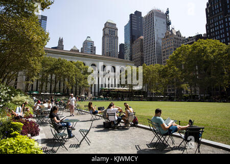 Des personnes non identifiées dans la région de Bryant Park à New York. Banque D'Images