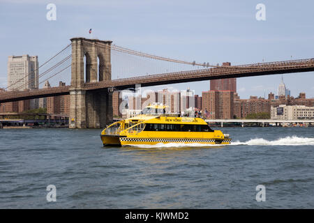 Voir au pont de Brooklyn à New York. Il a été ouvert à 1883 et est l'un des plus anciens ponts de la route aux États-Unis. Banque D'Images