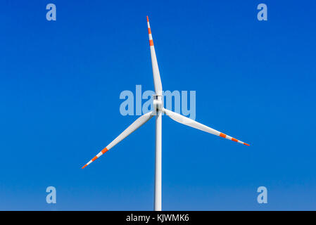 Éolienne contre ciel bleu dans la Voïvodeship de Poméranie occidentale de Pologne Banque D'Images