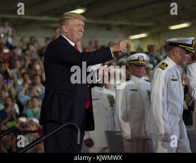 Le président américain Donald Trump accueille le public au cours de la marine américaine gerald r ford-classe. porte-avions USS Gerald R. Ford. cérémonie de mise en service à la base navale de Norfolk le 22 juillet 2017 à Norfolk, en Virginie. (Photo de la psc3 gitte schirrmacher via planetpix) Banque D'Images