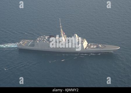 La Marine française Aquitaine-class destroyer anti-sous-marine FS frégate Auvergne cuit en cours le 19 septembre 2017, dans le golfe Arabo-Persique. (Photo de la psc2 par Planetpix Elesia K. Patten) Banque D'Images