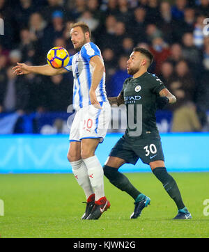 Laurent Depoitre de Huddersfield Town (à gauche) et Danilo de Manchester City se battent pour le ballon lors du match de premier League au John Smith's Stadium, Huddersfield. Banque D'Images