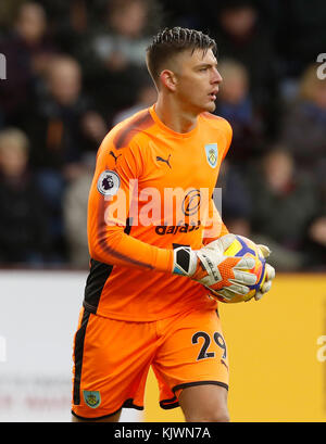 Nick Pope, gardien de but de Burnley, lors du match de la Premier League à Turf Moor, Burnley. APPUYEZ SUR ASSOCIATION photo. Date de la photo: Dimanche 26 novembre 2017. Voir PA Story SOCCER Burnley. Le crédit photo devrait se lire: Martin Rickett/PA Wire. RESTRICTIONS : aucune utilisation avec des fichiers audio, vidéo, données, listes de présentoirs, logos de clubs/ligue ou services « en direct » non autorisés. Utilisation en ligne limitée à 75 images, pas d'émulation vidéo. Aucune utilisation dans les Paris, les jeux ou les publications de club/ligue/joueur unique. Banque D'Images