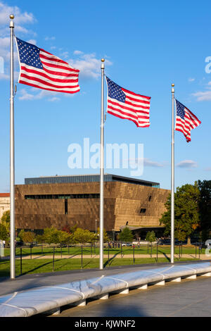 Smithsonian National Museum of African American History and Culture encadrée par trois drapeaux américains, Washington, D.C., USA. Banque D'Images