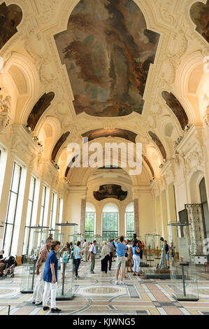 Visiteurs à l'intérieur du musée d'art du petit Palais conçu par Charles Girault, Paris, France, Europe. Banque D'Images