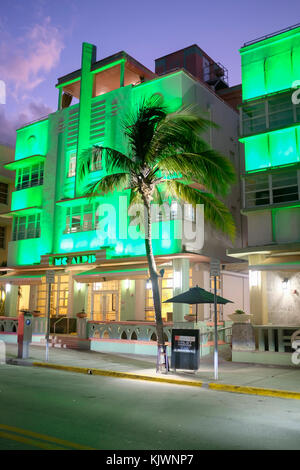 L'Ocean Plaza McAlpin-hotel de nuit avec des néons le long d'Ocean Drive dans le quartier Art déco de South Beach Stock Photo l'Ocean Plaza McAlpin Banque D'Images