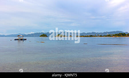 Paradis tropical dans le lagon de l'île coron, philippines. pavillon flottant avec une vue sur les montagnes toile sur l'horizon. Banque D'Images