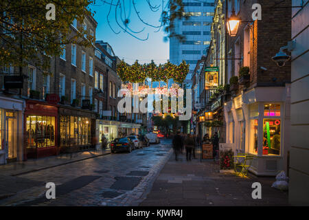 Londres - le 25 novembre, 2017 Noël : décorations de rue à Seven Dials dans Covent Garden salon attirent des milliers de personnes pendant la période des fêtes un Banque D'Images