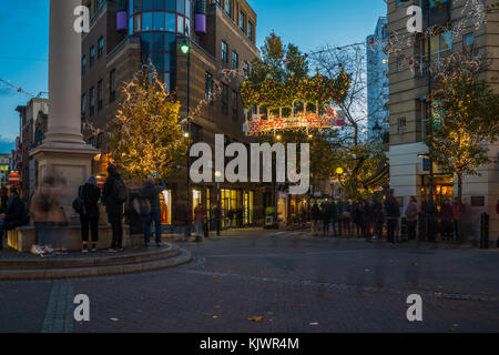 Londres - le 25 novembre 2017 : les lumières de Noël sur Regents Street St James. De belles décorations de Noël attirent des milliers de visiteurs au cours de l'fest Banque D'Images