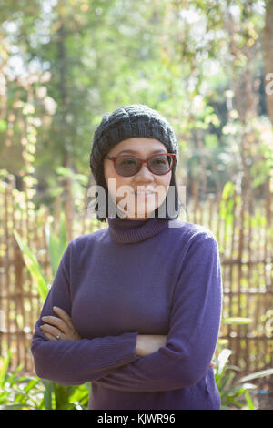 Portrait of asian woman wearing purple chandail de laine Banque D'Images