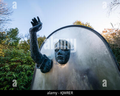 Statue d'Alice à travers le miroir dans le parc du château, Château de Guildford, Surrey, Angleterre, RU, FR. Banque D'Images