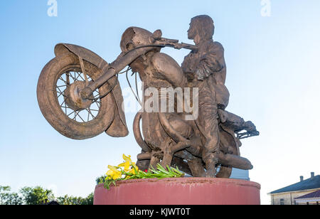 Okulovka, Russie - le 17 août 2017 : monument à la célèbre chanteuse russe victor tsoi. Victor tsoi (1962-1990) était un musicien, compositeur soviétique, et Banque D'Images