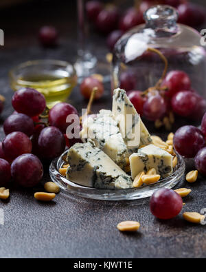 Close up de certains fromages gorgonzola bleu servi avec des raisins rouges et arachides Banque D'Images