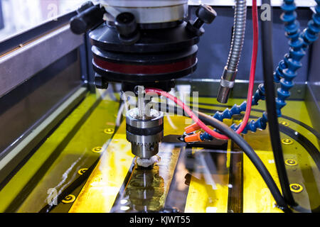 ;Électroérosion usinage spark spark, érodant, gravure, matrices, fil brûlant, érosion à fil, Banque D'Images