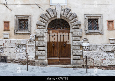 Portes massives en bois typique du sud de l'Italie. porte en bois situé dans un vieux mur de pierre. vieux millésime portes. vieille porte en bois dans une maison en pierre l'italien Banque D'Images