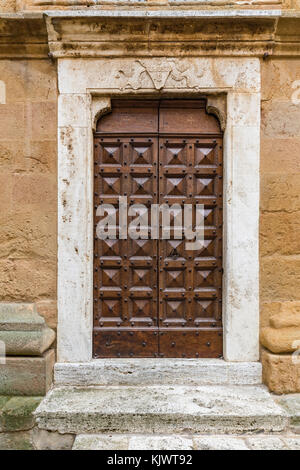 Portes massives en bois typique du sud de l'Italie. porte en bois situé dans un vieux mur de pierre. vieux millésime portes. Banque D'Images