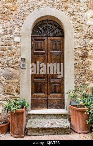 Portes massives en bois typique du sud de l'Italie. porte en bois situé dans un vieux mur de pierre. vieux millésime portes. Banque D'Images