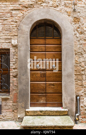 Portes massives en bois typique de l'Italie du sud. Porte en bois, situé dans un vieux mur de pierre. Old vintage portes. Banque D'Images