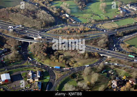 Vue aérienne de la M62 M606 sortie échangeur à Cleckheaton, au sud de Bradford, West Yorkshire, Royaume-Uni Banque D'Images