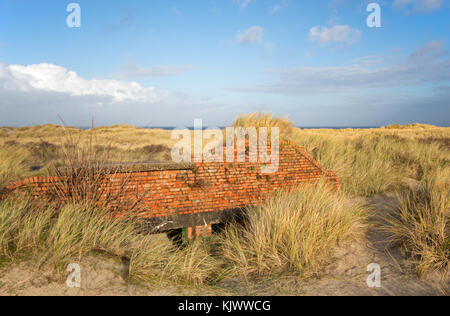 Restes d'un ancien bunker allemand, une partie de l'atlantikwall, dans les dunes de l'île néerlandaise de Terschelling Banque D'Images