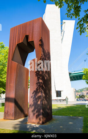 Sculpture intitulée Hommage à Ramon Rubial par Casto Solano près de la Puente de la salve et musée Guggenheim de Bilbao Espagne Banque D'Images