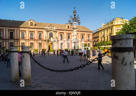 Palais de l'archevêque par Lorenzo Fernández de Figueroa et Diego Antonio Díaz, Plaza Virgen de los Reyes, Séville, Andalousie, Espagne Banque D'Images