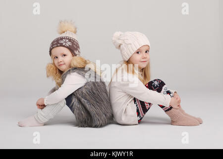 Deux belles filles sur fond blanc Banque D'Images