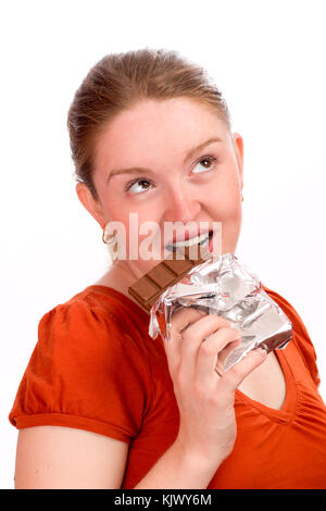 Woman eating chocolate bar à jusqu'isolated on white Banque D'Images