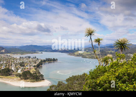 La vue depuis le mont Pauanui, puka, à plus de pauanui. Banque D'Images